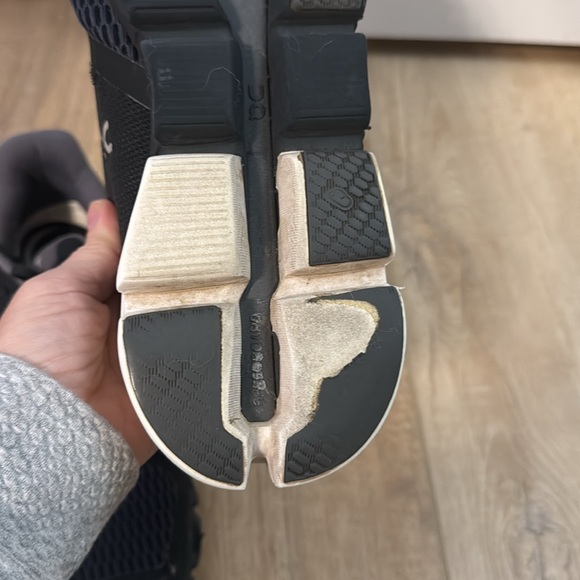 ON Cloudflyer black/white men’s size 9.5 - Picture 7 of 8